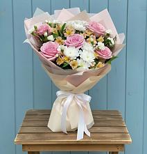 Букет цветов из:  Гвоздики, Орхидеи и Розы в Глажево