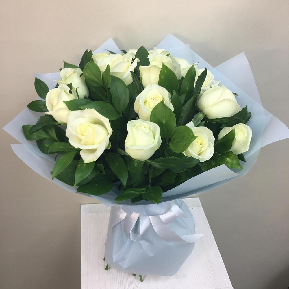 Букет 15 Белых роз Проуд в Глажево