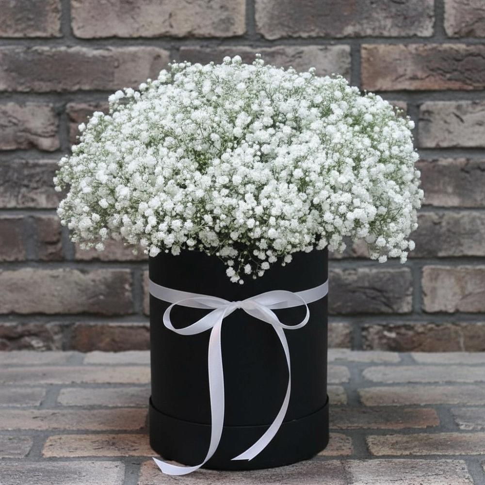 Цветочная композиция из Гипсофила в шляпной коробке в Глажево