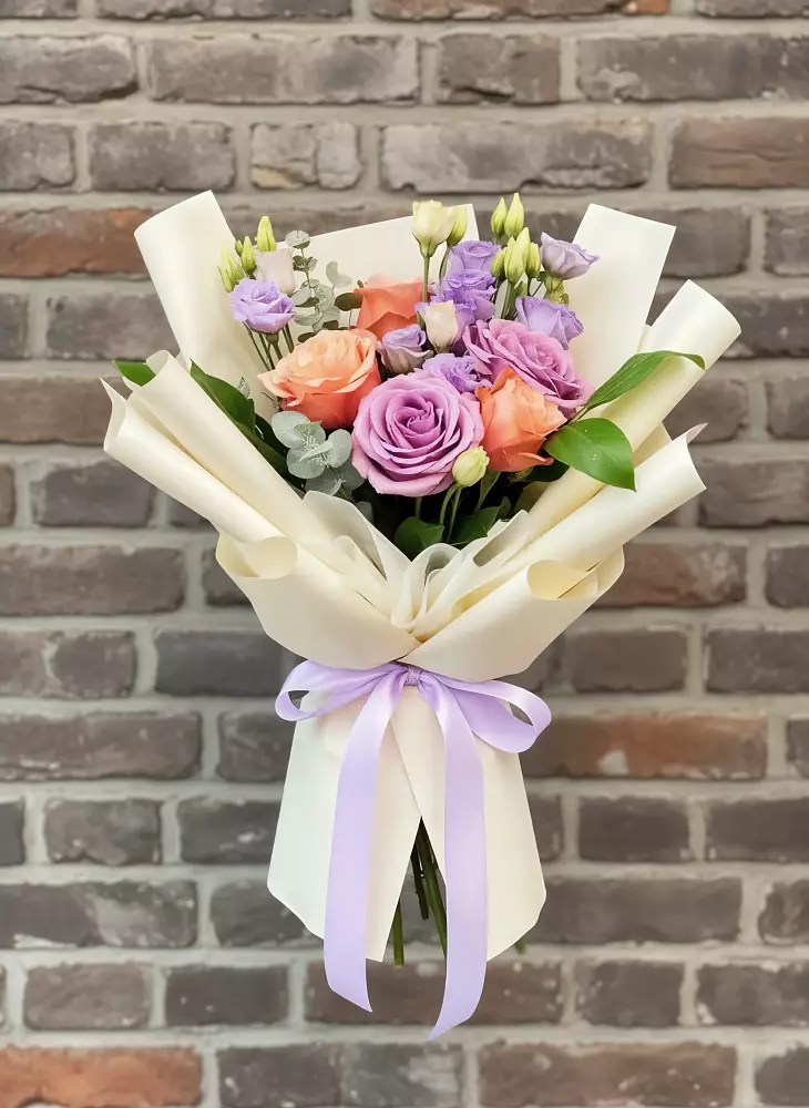 Букет цветов из: Лизиантусы и Розы в Глажево