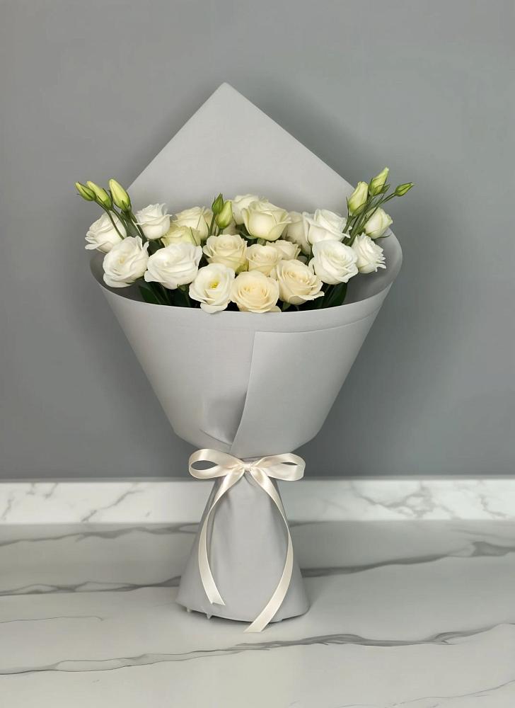 Букет цветов из: Розы и Лизиантусы в Глажево