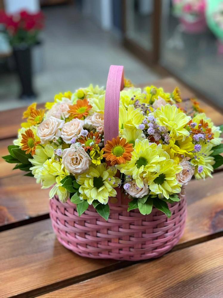 Цветочная композиция из Хризантемы и Розы в корзине в Глажево