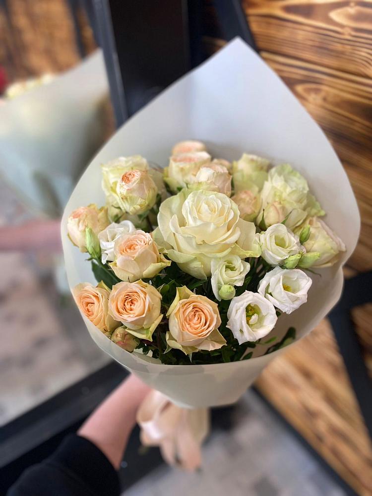 Букет цветов из: Розы и Лизиантусы в Глажево